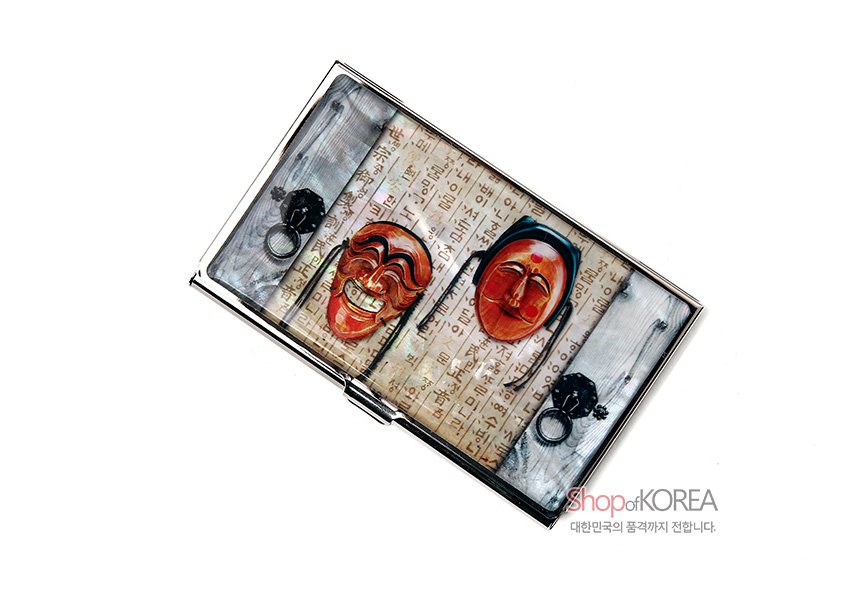 [텍스트: Shop of KOREA 대한민국의 품격까지 전합니다.] 금속 명함케이스 위 자개 느낌 배경과 훈민정음 문자, 하회탈 문양이 조화된 디자인