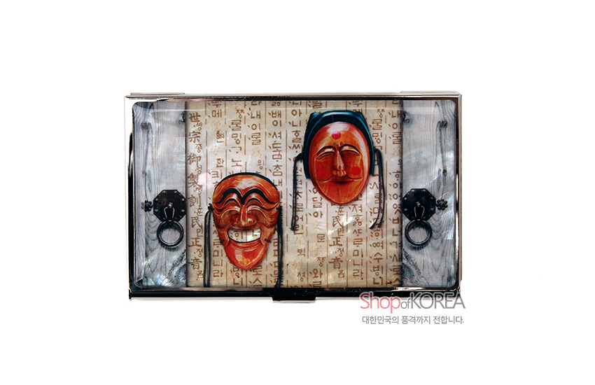 [텍스트: Shop of KOREA 대한민국의 품격까지 전합니다.] 자개 배경 위 훈민정음 한글 글귀와 전통 하회탈 문양이 어우러진 금속 명함케이스 전면 디자인