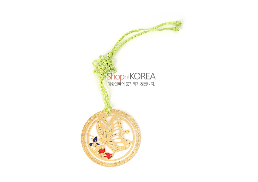 [텍스트: Shop of KOREA, 대한민국의 품격까지 전합니다.] 원형 금장 금속 테두리 안 섬세한 나비 문양과 청색·적색 포인트, 연두색 전통 매듭과 끈 장식 구성