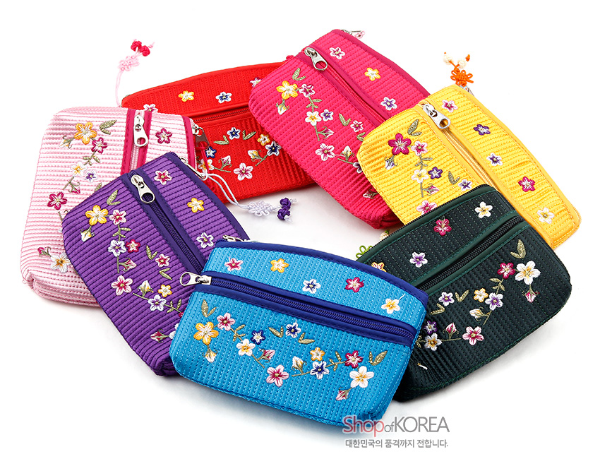 [텍스트: Shop of KOREA 대한민국의 품격까지 전합니다.] 누비 기법의 패브릭 바탕에 다채로운 색실로 배꽃과 잎사귀를 수놓은 지퍼 여밈 동전지갑들 배열된 이미지