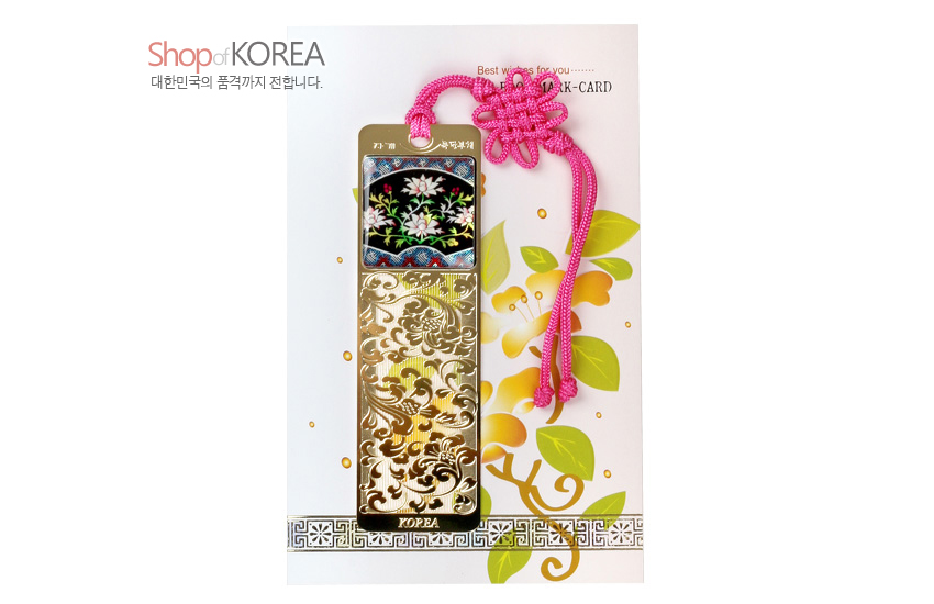 [텍스트: Shop of KOREA / 대한민국의 품격까지 전합니다. / Best wishes for you …… / BOOK-CARD / 가자미 / 조가비책갈피 / KOREA] 금속 재질 위 자개 상감 목단과 파도 문양, 금장 투각 문양, 분홍 전통 매듭 장식이 조화된 책갈피 이미지 설명