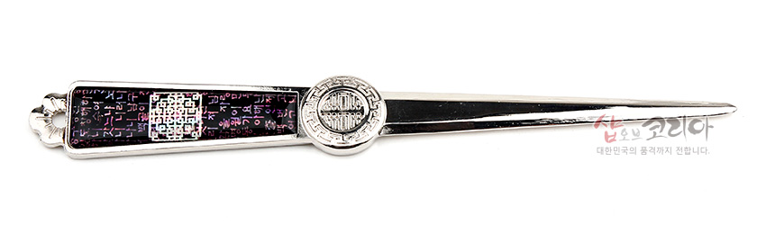 [텍스트: 샵오브코리아 대한민국의 품격까지 전합니다.] 금속 재질 위 흑색 바탕 자개 상감에 시조문과 전통 문양을 더한 은색 편지칼 디자인