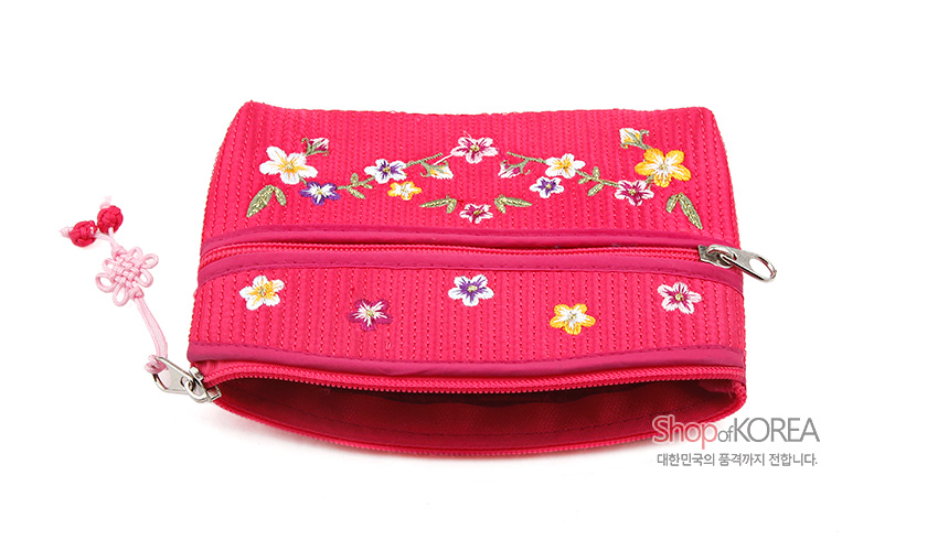 [텍스트: Shop of KOREA 대한민국의 품격까지 전합니다.] 분홍 누비 원단 위 배꽃과 잎사귀 자수, 지퍼 장식과 매듭 달린 동전 지갑 디자인