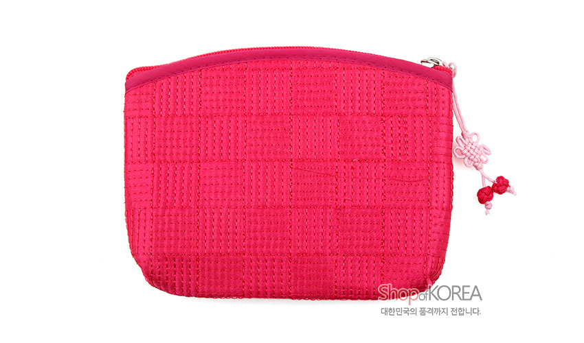 [텍스트: ShopofKOREA 대한민국의 품격까지 전합니다.] 분홍색 누비 패브릭에 격자무늬 질감과 지퍼 여밈, 옆면 분홍 매듭 장식이 있는 동전지갑 이미지 설명