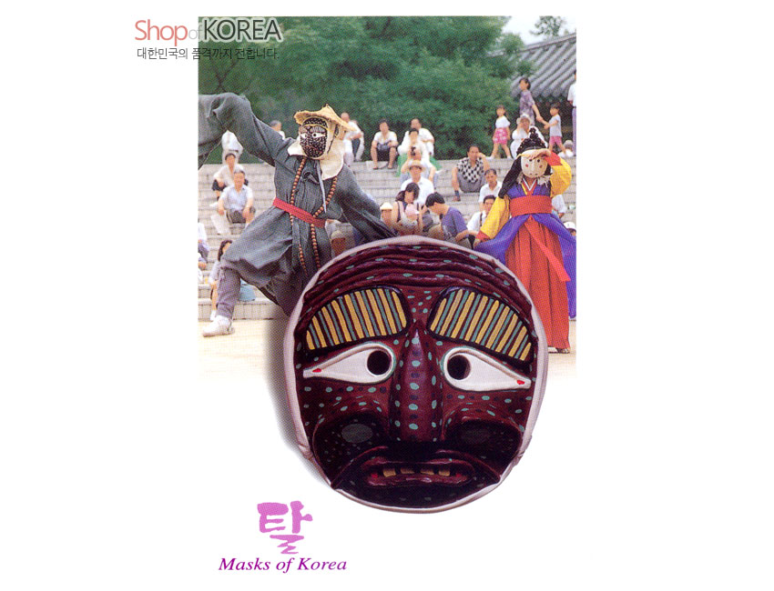 [텍스트: Shop of KOREA 대한민국의 즐거움까지 전합니다 탈 Masks of Korea] 자주색 나무 탈의 노란 줄무늬 눈썹과 옥색 점무늬 장식, 배경 전통 탈춤 공연 장면이 담긴 사진엽서 디자인