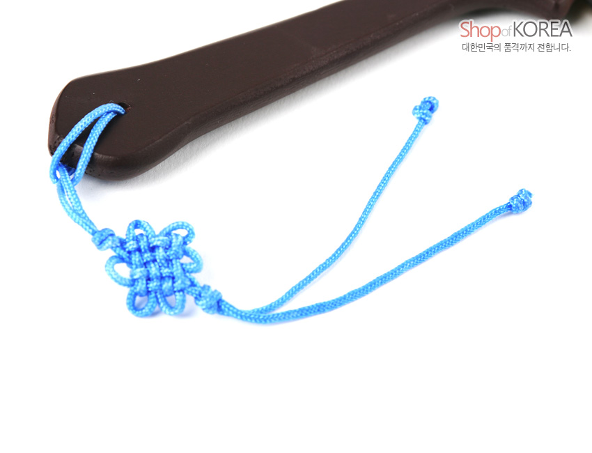 [텍스트: Shop of KOREA, 대한민국의 품격까지 전합니다.] 짙은 갈색 나무 부채 손잡이와 하늘색 전통 매듭 장식, 가는 합성 끈 디테일 표현