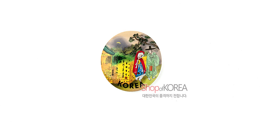 [텍스트: KOREA shopofKOREA 대한민국의 품격까지 전합니다.] 금속 원형 자석 위 신윤복 풍속화 인쇄, 한복 인물과 전통가옥이 어우러진 다채로운 색감의 일러스트 표현