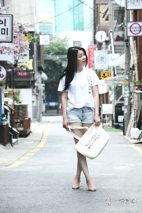 [텍스트: 사랑스런 한글자음티 / 3D친환경입체발포티셔츠] 흰색 면 티셔츠와 에코백에 다채로운 색상의 한글 자음을 세로 배열한 입체발포 프린트 표현 이미지