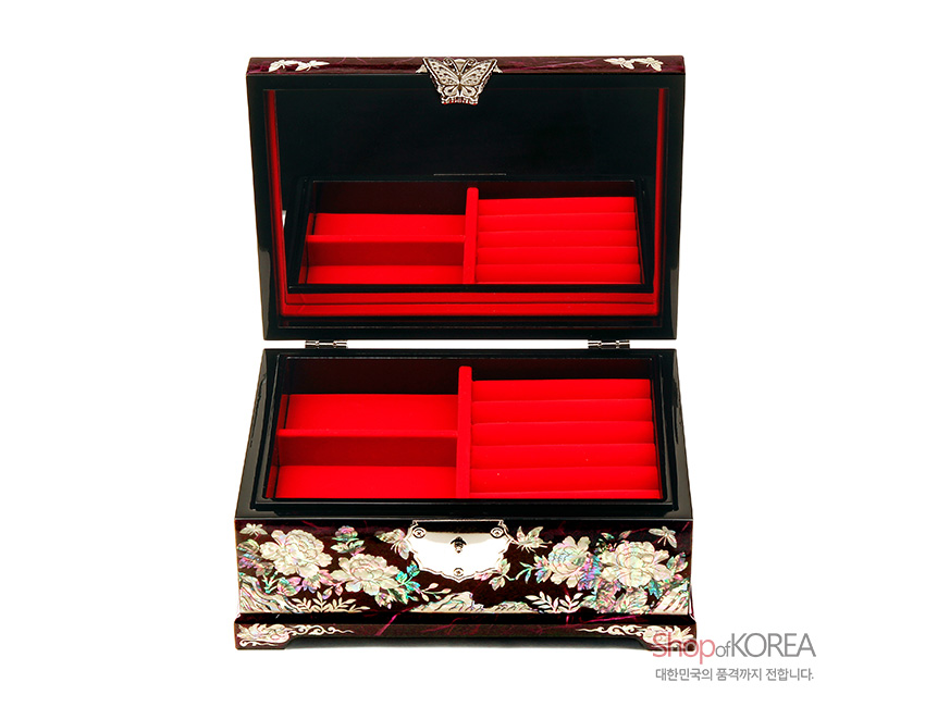 [텍스트: Shop of KOREA 대한민국의 품격까지 전합니다.] 진한 자주색 옻칠 위 자개 상감 모란과 나비 문양, 내부 붉은 벨벳 칸막이 장식 보석함 이미지 설명