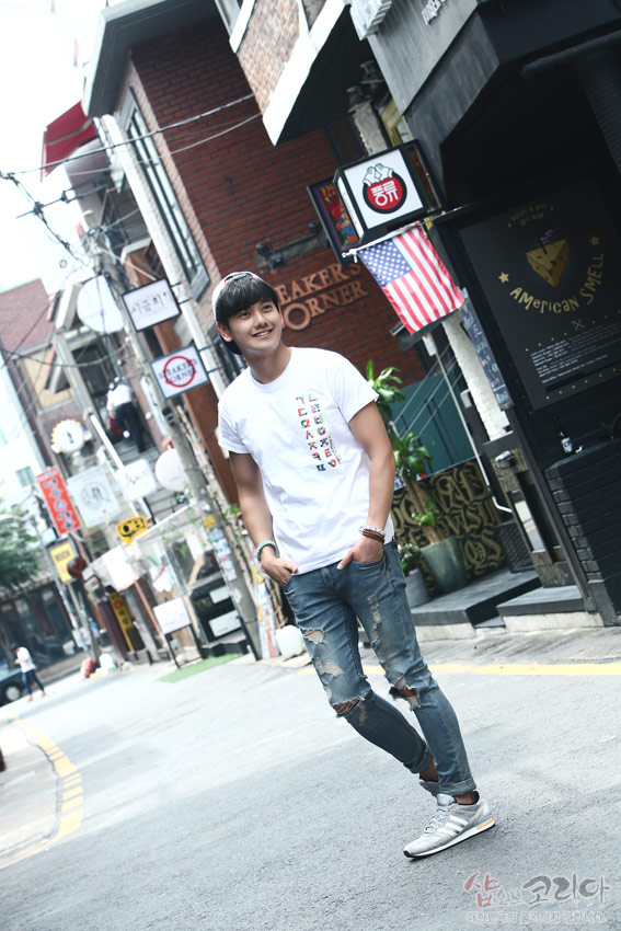 [텍스트: 히읗 F U S I O N ㄱㄴㄷㄹㅁㅂㅅㅇㅈㅊㅋㅌㅍㅍ] 흰색 면 티셔츠 중앙에 다채로운 색상의 한글 자음을 세로 배열한 입체발포 인쇄 디자인