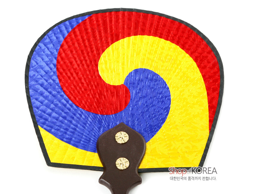 [텍스트: ShopKOREA 대한민국의 품격까지 전합니다.] 청·홍·황 삼색 태극 문양과 짜임 결이 살아있는 종이 부채살, 짙은 갈색 나무 손잡이와 금속 장식 연결 부채