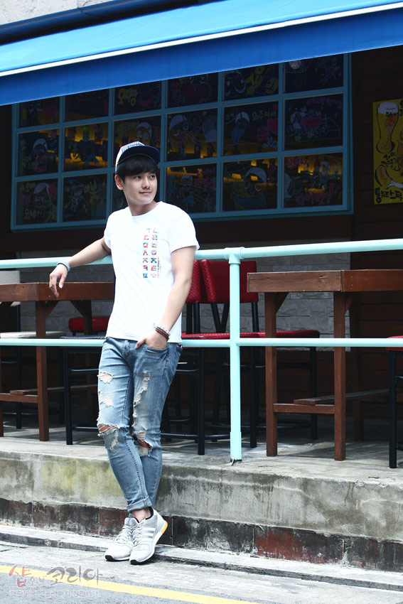 [텍스트: ㄱㄴㄷㄹㅁㅂㅅㅇㅈㅊㅋㅌㅍㅎ] 흰색 면 티셔츠 전면에 다채로운 색상으로 한글 자음을 세로 배열한 3D 입체발포 인쇄 디자인