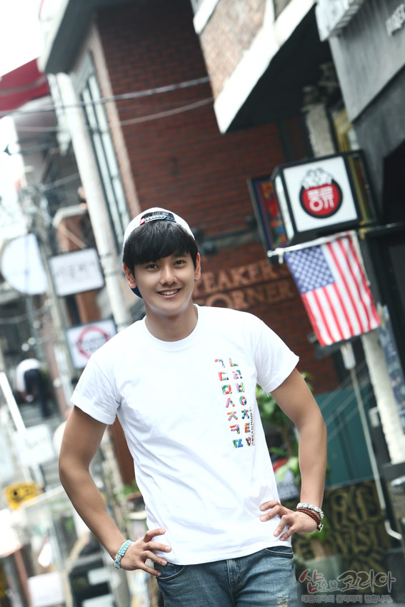 [텍스트: 샵오브코리아] 흰색 면 티셔츠에 다채로운 색상의 한글 자음을 세로로 배열한 3D 입체발포 프린트 디자인 모습