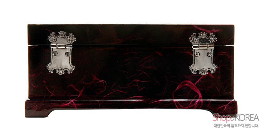 [텍스트: ShopKOREA 대한민국의 품격까지 전합니다.] 진한 자주색 옻칠 바탕에 붉은 마블 무늬를 살린 직사각형 보석함과 은색 금속 경첩 장식 디테일 표현