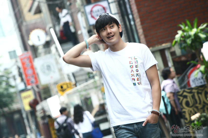 [텍스트: ㄱㄴㄷㄹㅁㅂㅅㅇㅈㅊㅋㅌㅍㅎ] 흰색 면 소재 위 다채로운 색상의 한글 자음을 세로로 배열한 3D 입체발포 프린트 티셔츠 모습