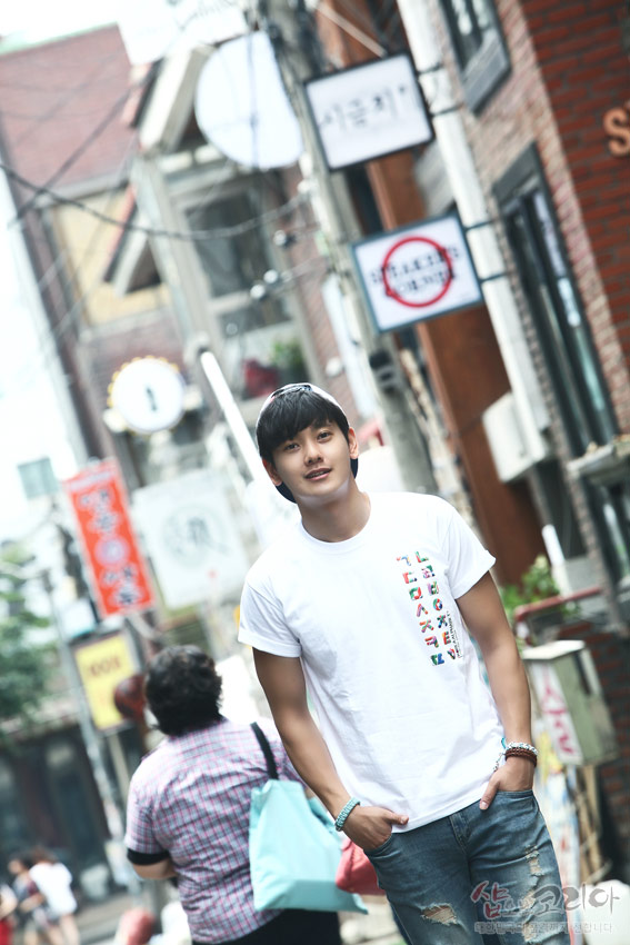 [텍스트: ㄱㄴㄷㄹㅁㅂㅅㅇㅈㅊㅋㅌㅍㅎ] 흰색 면 티셔츠에 다채로운 색상의 한글 자음을 세로로 배열한 3D 입체발포 전면 장식 디자인