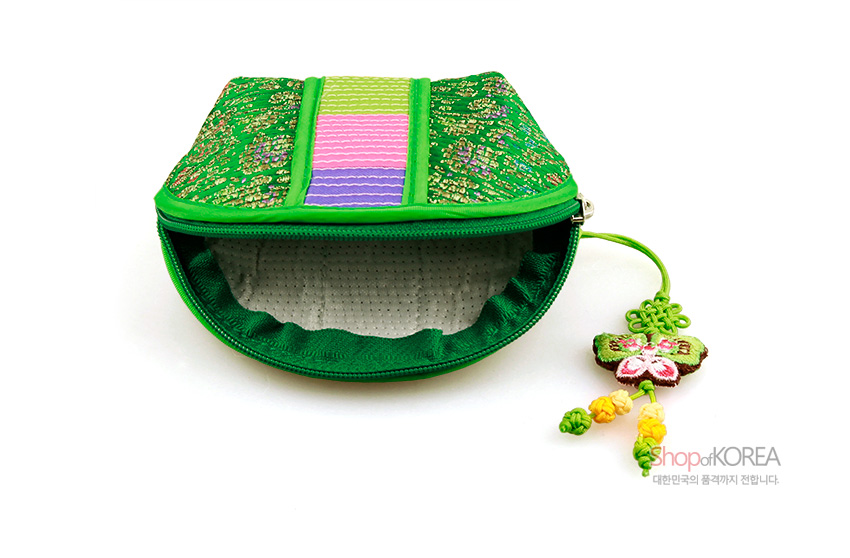[텍스트: shopofKOREA 대한민국의 품격까지 전합니다.] 녹색 누비 비단에 금색 꽃무늬와 중앙 색동띠가 들어간 동전지갑, 나비 모양 매듭과 노랑 꽃 매듭 장식 디테일