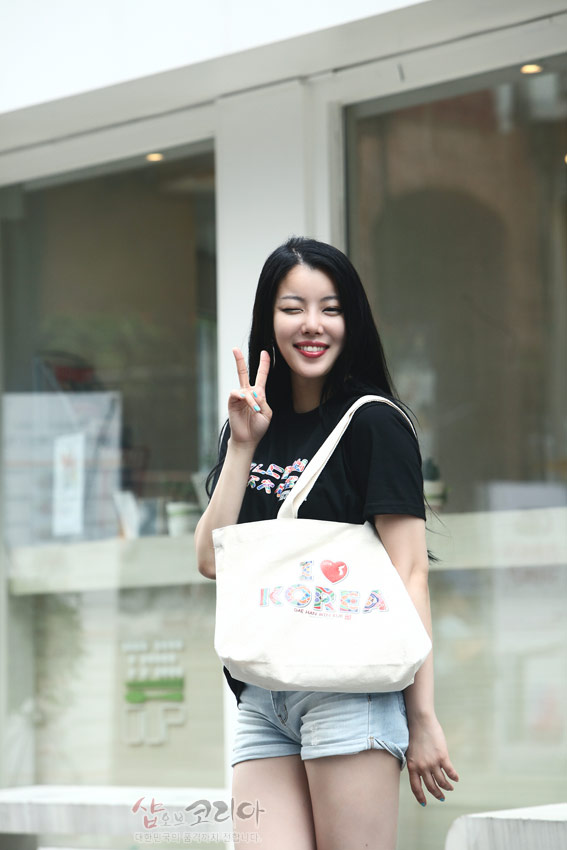 [텍스트: I ♥ KOREA] 검정색 면 반팔티에 알록달록한 한글 자음 3D 입체발포 프린트가 들어간 캐주얼 스타일 튜닉형 티셔츠 모습