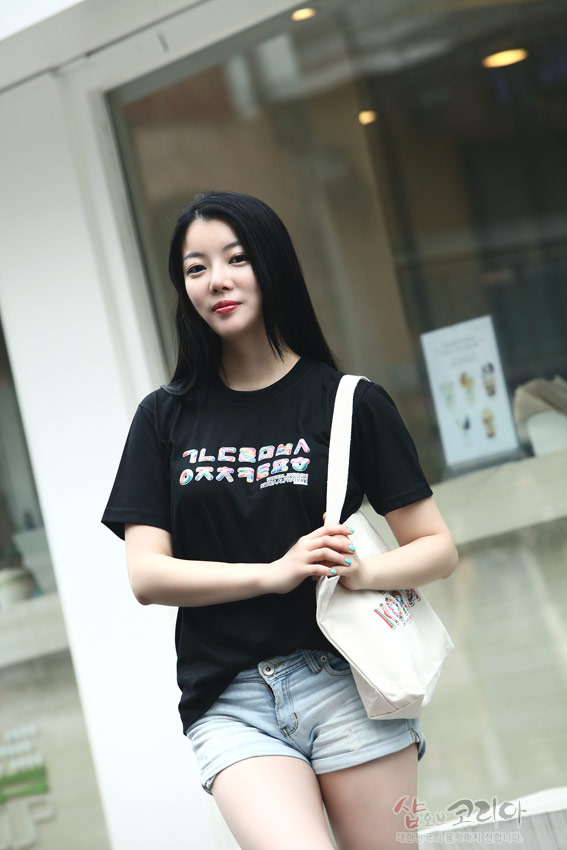 [텍스트: ㄱㄴㄷㄹㅁㅂㅅ ㅇㅈㅊㅋㅌㅍㅎ] 검정 면 소재 위 컬러풀 입체발포로 한글 자음을 가로 배열한 반팔 티셔츠 착용 모습