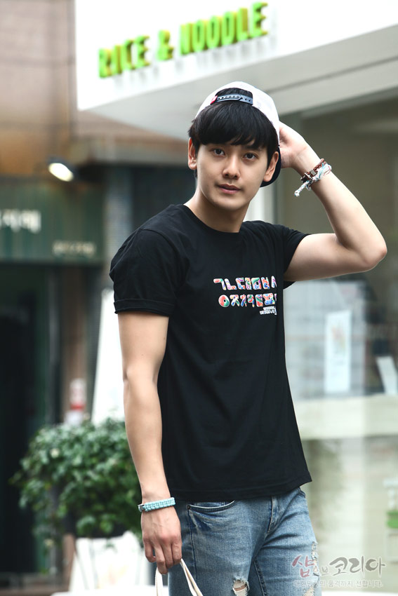 [텍스트: RICE & NOODLE] 검정색 면 티셔츠 전면에 컬러풀한 한글 자음 가로 배열 3D 입체발포 프린트가 들어간 캐주얼 반소매 디자인 모습