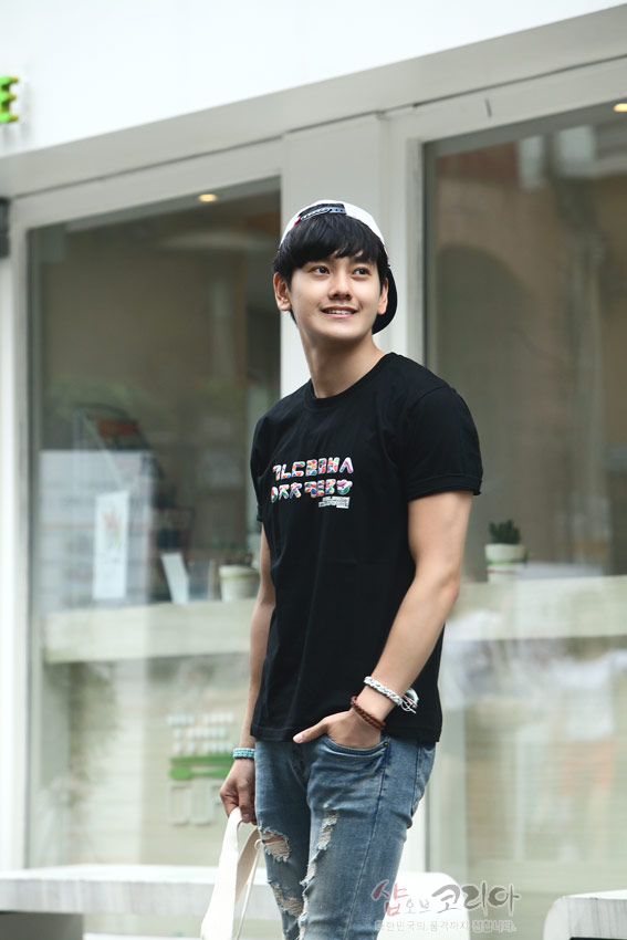 [텍스트: 샵오브코리아] 검정색 면 티셔츠 전면에 한글 자음 가로 배열 3D 입체발포 프린트가 들어간 캐주얼 반팔 디자인 이미지 설명