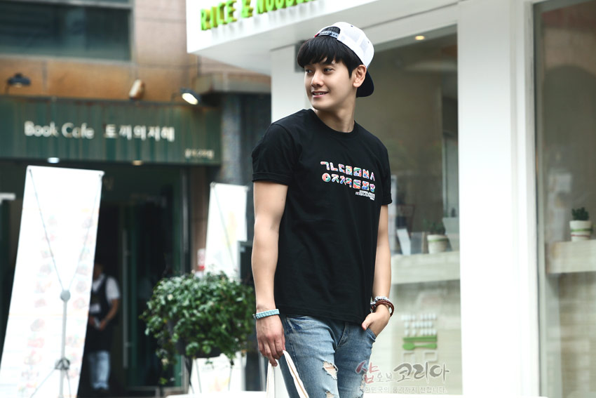 [텍스트: ㄱㄴㄷㄹㅁㅂㅅㅇㅈㅊㅋㅌㅍㅎ] 검정 면 소재 위에 한글 자음을 가로로 배열한 3D 입체발포 프린트 장식 티셔츠 모습