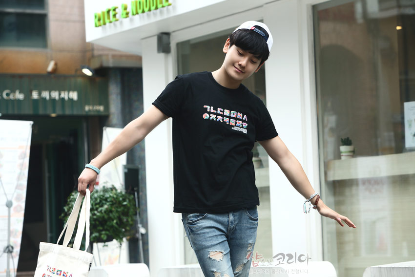 [텍스트: ㄱㄴㄷㄹㅁㅂㅅㅇㅈㅊㅋㅌㅍㅎ] 검정 면 티셔츠 위 한글 자음 가로 배열 3D 입체발포 프린트와 캐주얼 청바지 스타일 연출 모습