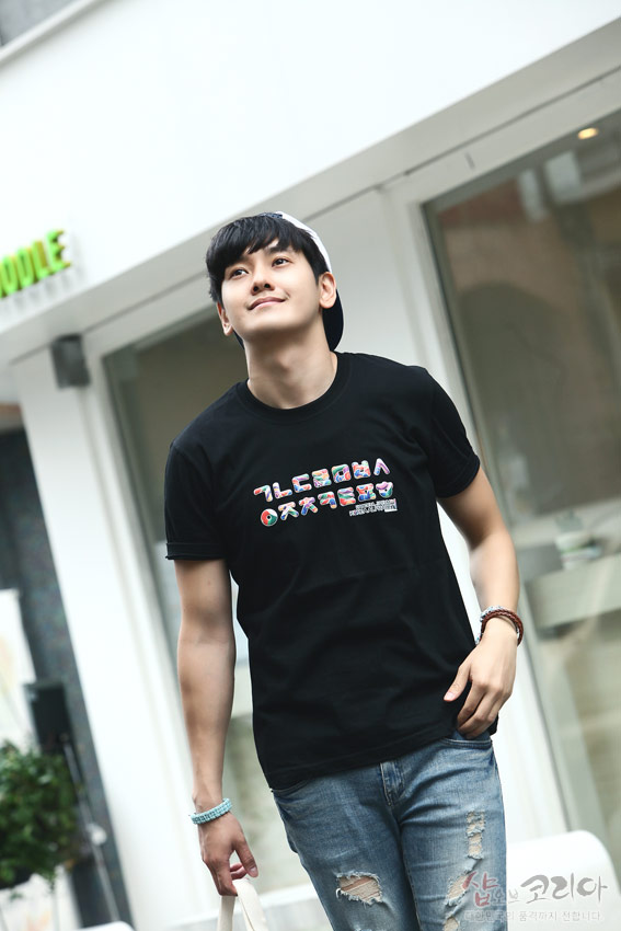 [텍스트: ㄱㄴㄷㄹㅁㅂㅅ ㅇㅈㅊㅋㅌㅍㅎ] 검정색 면 소재 위 한글 자음 가로 배열 3D 입체발포 프린트, 알록달록 전통무늬 패턴이 더해진 반팔 티셔츠 디자인