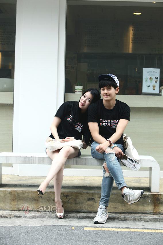 [텍스트: 3D ECO] 검정색 면 소재 위 한글 자음 가로 배열 입체발포 프린트가 돋보이는 반팔 커플 티셔츠 연출 이미지