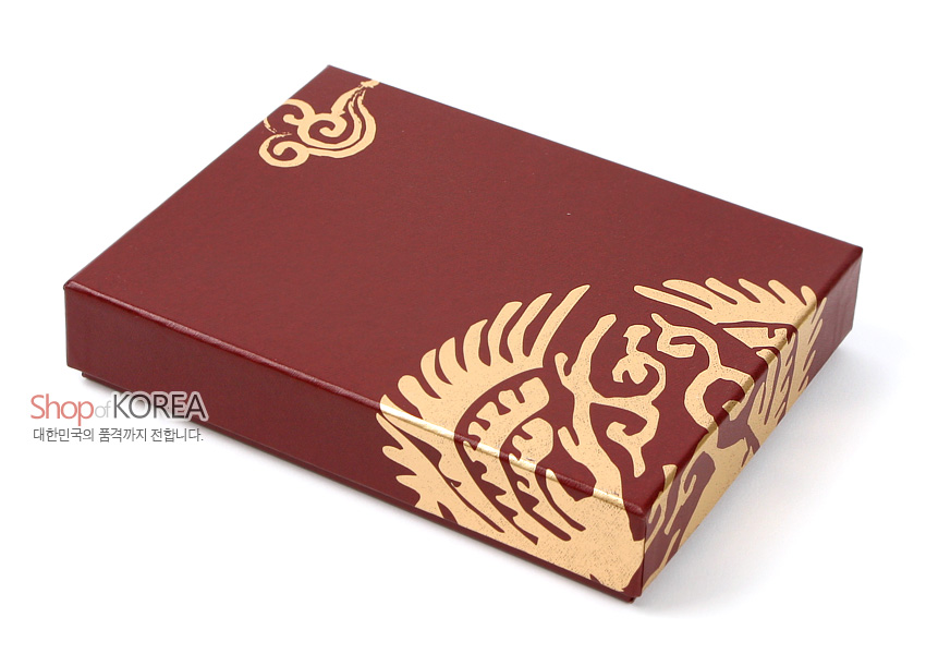 [텍스트: Shop of KOREA 대한민국의 품격까지 전합니다.] 와인 빛 바탕에 금색 전통 문양이 인쇄된 직사각형 포장 케이스 모습