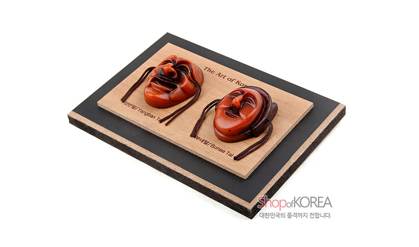 [텍스트: The Art of Korea / 양반탈 Yangban Mask / 부네탈 Bune Tal / Shop of KOREA 대한민국의 품격까지 전합니다.] 옻칠한 갈색 하회 양반탈·부네탈 입체 장식을 올린 나무 패널과 검정·베이지 이중 목재 프레임 구성의 가로형 장식 액자