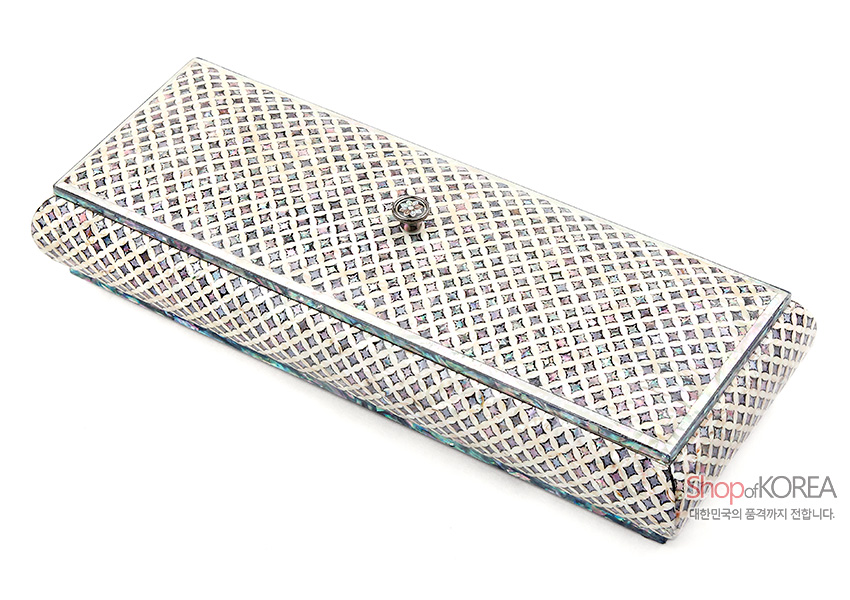 [텍스트: Shop of KOREA 대한민국의 품격까지 전합니다.] 흰색 옻칠 바탕 위에 자개 상감으로 촘촘한 빗살 격자무늬를 표현한 직사각 수저함, 중앙 금속 장식 포인트 디자인