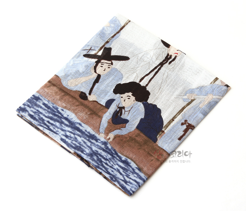 [텍스트: 샵오브코리아 소중한 분들께까지 전달니다.] 면 직물 위에 신윤복 ‘주유청강’ 풍속화 인물을 청·갈색과 남색 계열로 인쇄한 손수건, 물결과 나룻배 장면이 어우러진 디자인