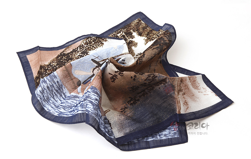 [텍스트: 샵코리아] 신윤복 ‘주유청강’ 풍속화를 인쇄한 직물 손수건, 청·갈색 수묵채색과 남색 테두리, 산수·인물 문양이 어우러진 디자인