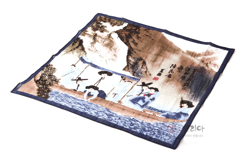 [텍스트: 복사옹주 주유청강] 직물 재질 손수건 위에 갈색 산수와 푸른 강물, 배 위 인물들이 섬세한 수묵채색 풍속화로 인쇄되고 진한 남색 테두리로 마감된 디자인