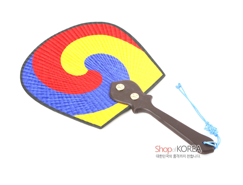 [텍스트: Shop of KOREA 대한민국의 품격까지 전합니다.] 붉은·파란·노란 삼색 태극 문양 종이 부채살과 짙은 갈색 나무 손잡이, 청색 매듭 끈 장식의 전통 부채 모습
