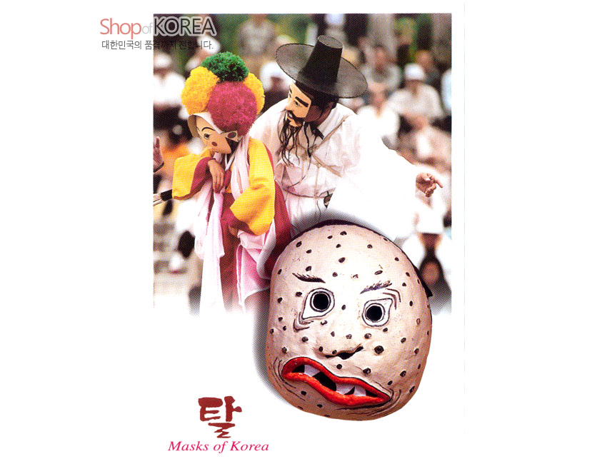 [텍스트: Shop of KOREA 대한민국의 품격을 전합니다. 탈 Masks of Korea] 전통 탈춤 장면과 점박이 나무 탈 사진이 어우러진 흰색 배경의 사진엽서, 붉은 영문·한글 타이포그래피 구성