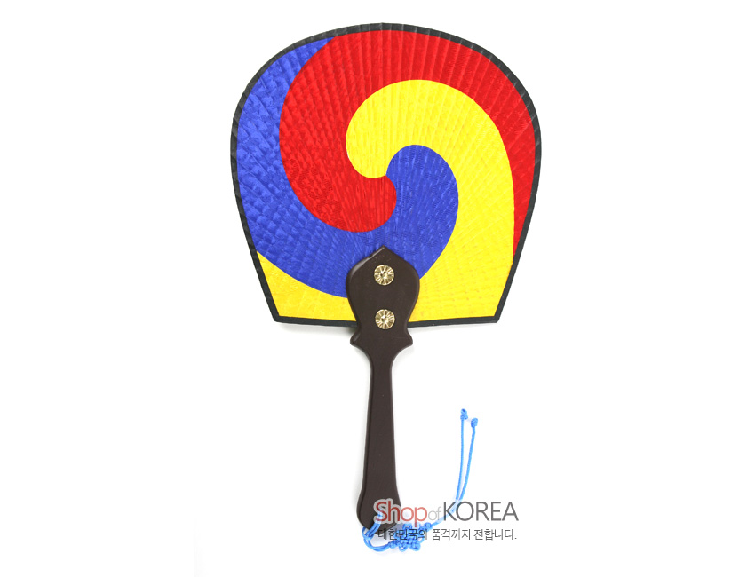 [텍스트: Shop of KOREA 대한민국의 품격까지 전달합니다.] 붉은·파랑·노랑 삼색 태극 문양 종이 부채면과 흑갈색 나무 손잡이, 금색 금속 장식과 파란 매듭 끈이 조화된 전통 부채 디자인