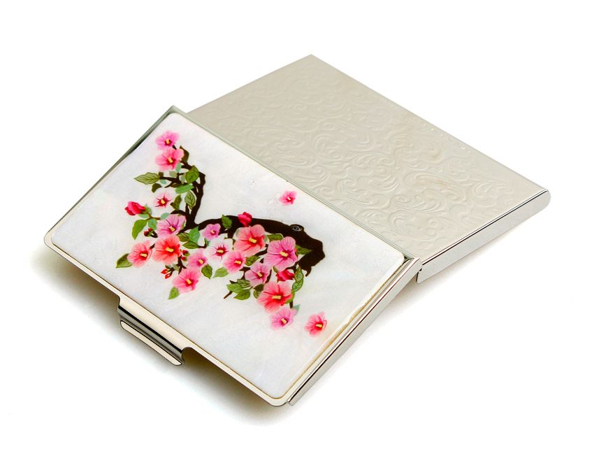 자개 바탕 위에 한반도 실루엣과 분홍 무궁화 문양을 상감 기법으로 표현하고, 금속 뚜껑에는 섬세한 음각 무늬를 더한 명함 케이스 디자인