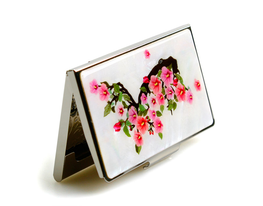 자개 바탕 위에 금속 테두리를 두르고 한반도 실루엣과 분홍색 무궁화 상감 기법으로 장식한 명함집 이미지 설명