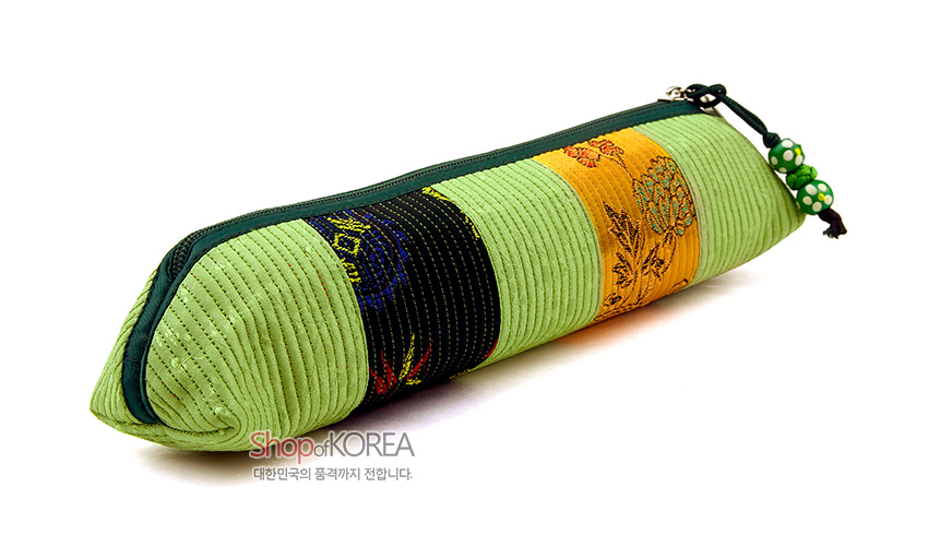 [텍스트: Shop of KOREA 대한민국의 품격까지 전합니다.] 연두색 누비 원단에 노랑·검정 비단 패치와 꽃·나뭇가지 자수 문양, 지퍼 여밈과 초록 구슬 장식이 더해진 필통 형태