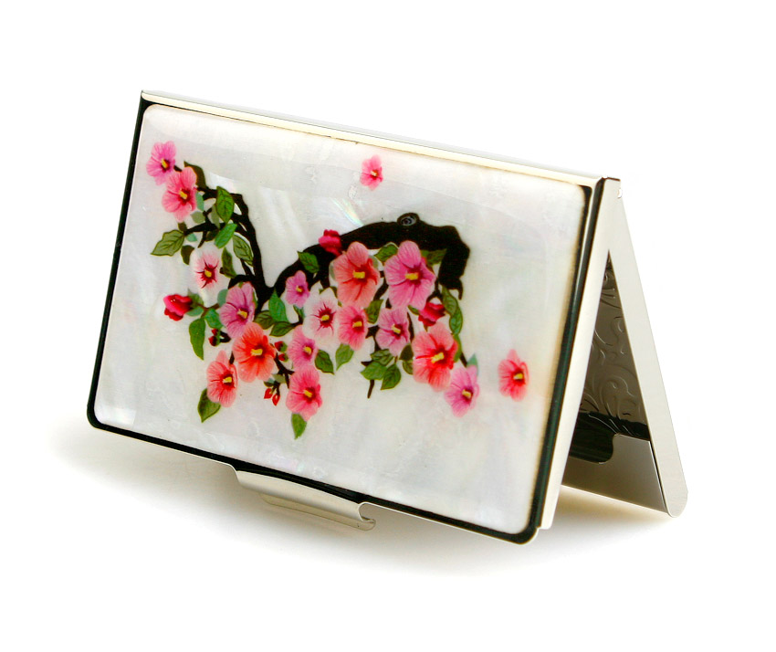 자개 바탕 위에 한반도 실루엣을 검은색으로 배치하고, 분홍색 무궁화와 녹색 잎을 섬세한 채색 기법으로 표현한 금속 명함집 디자인