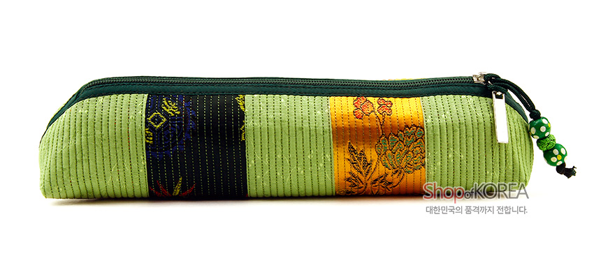 [텍스트: Shop of KOREA 대한민국의 품격까지 전합니다.] 연두색 누비 원단에 노랑·검정 배색 단청풍 꽃자수 패치가 더해진 지퍼 여밈 직사각형 필통 디자인