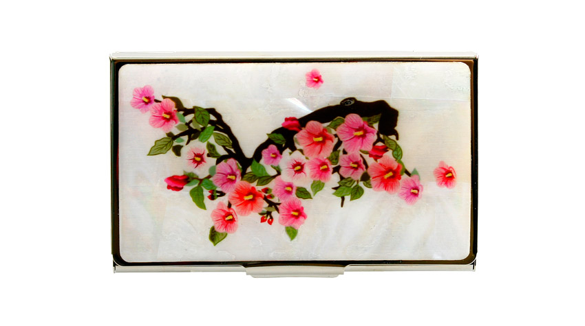 자개 바탕 위에 한반도 실루엣과 분홍색 무궁화꽃을 상감 기법으로 배치한 금속 명함집 디자인