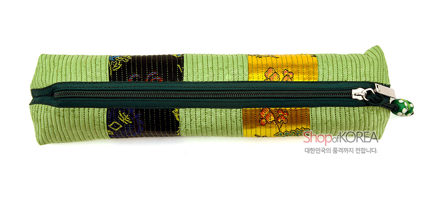 [텍스트: ShopofKOREA 대한민국의 품격까지 전합니다.] 연두색 누비 원단에 노랑·검정 꽃자수 패치가 더해진 직사각형 지퍼 필통 디자인