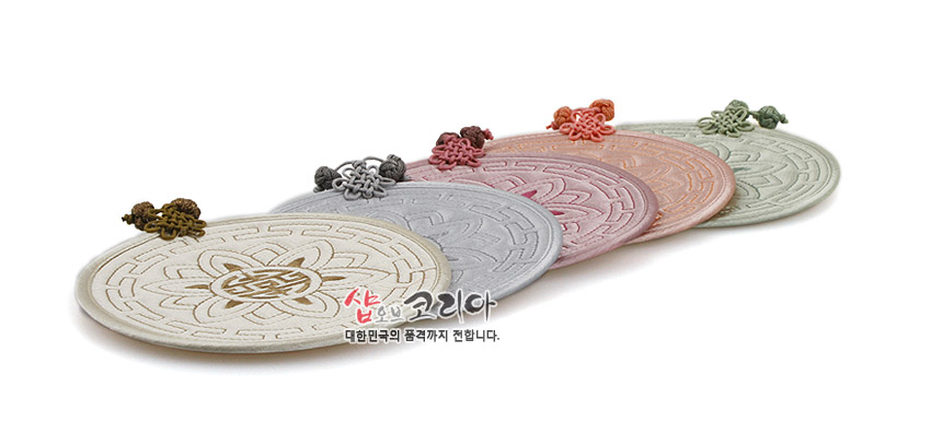 [텍스트: 샵오브코리아 대한민국의 품격까지 전합니다.] 파스텔톤 천 소재 원형 누비 컵받침 5종, 연꽃·수복문 자수와 색실 전통 매듭 장식 조화 상품