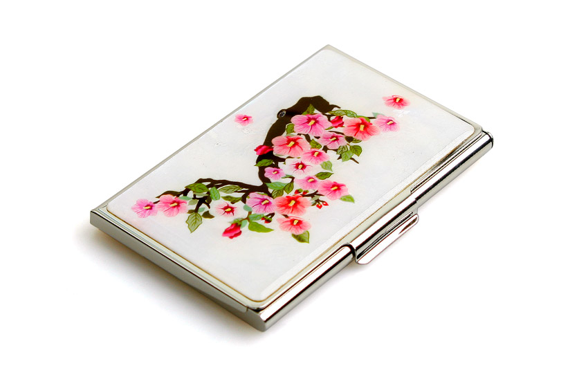 흰색 자개 바탕 위에 분홍색 무궁화와 푸른 잎을 섬세한 채색으로 표현한 금속 테두리 명함집 디자인