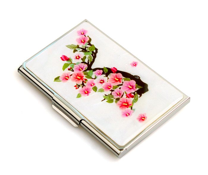 자개 바탕 위에 한반도 실루엣을 어두운 색으로 배치하고, 분홍색 무궁화와 초록 잎을 섬세한 채색 기법으로 장식한 금속 명함집 디자인