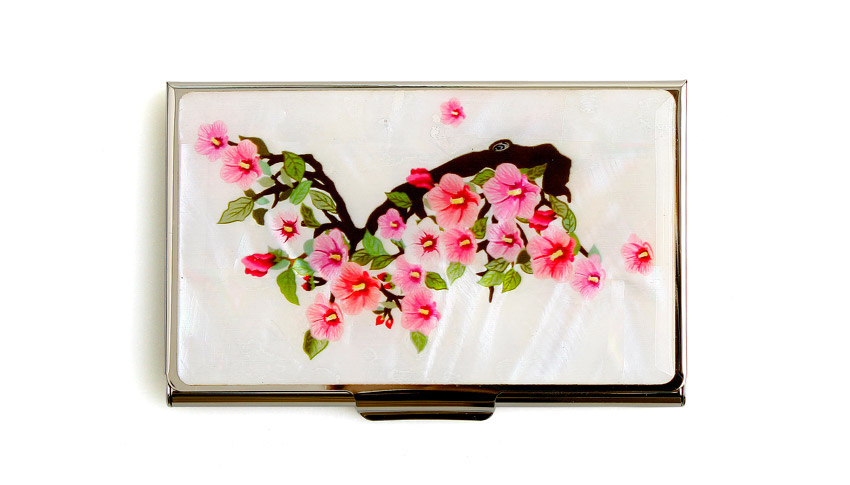 자개 바탕 위에 한반도 실루엣을 어두운 톤으로 두고, 분홍색 무궁화와 녹색 잎을 상감 기법으로 장식한 금속 명함집 디자인