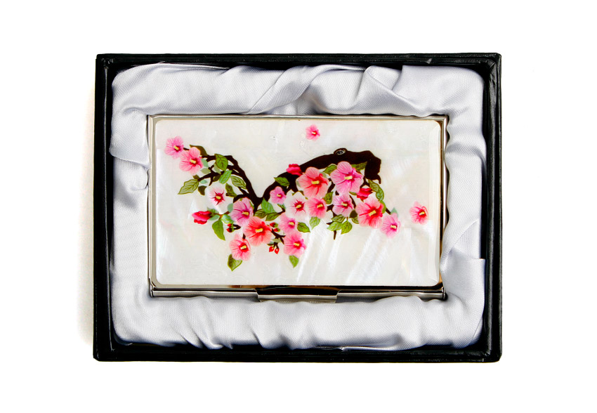 자개 바탕 위에 한반도 실루엣을 금속 테두리로 두르고 분홍색 무궁화와 녹색 잎을 상감 기법으로 장식한 직사각 금속 명함집 모습